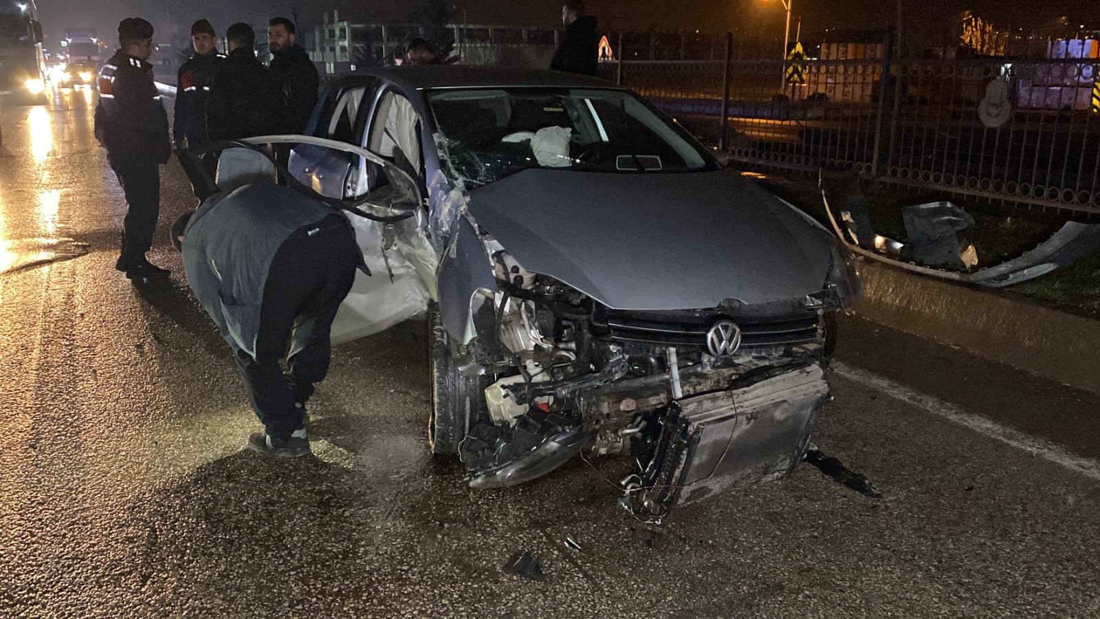 Kontrolden çıkan otomobil bariyerlere çarptı: 2 yaralı