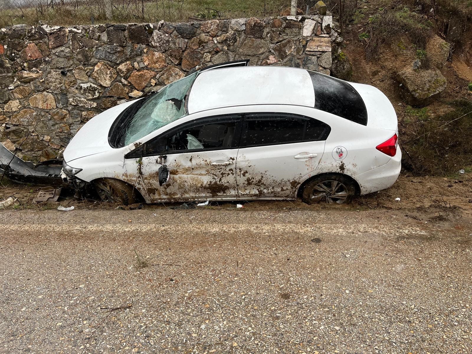 Kontrolden çıkan otomobil istinat duvarına çarptı: 4 yaralı