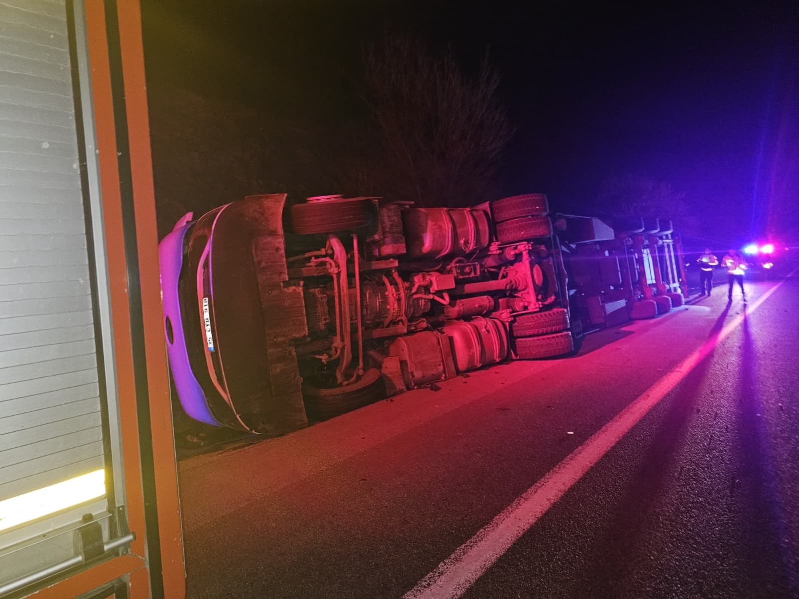 Kontrolden çıkan tır devrildi, şans eseri yaralanan olmadı