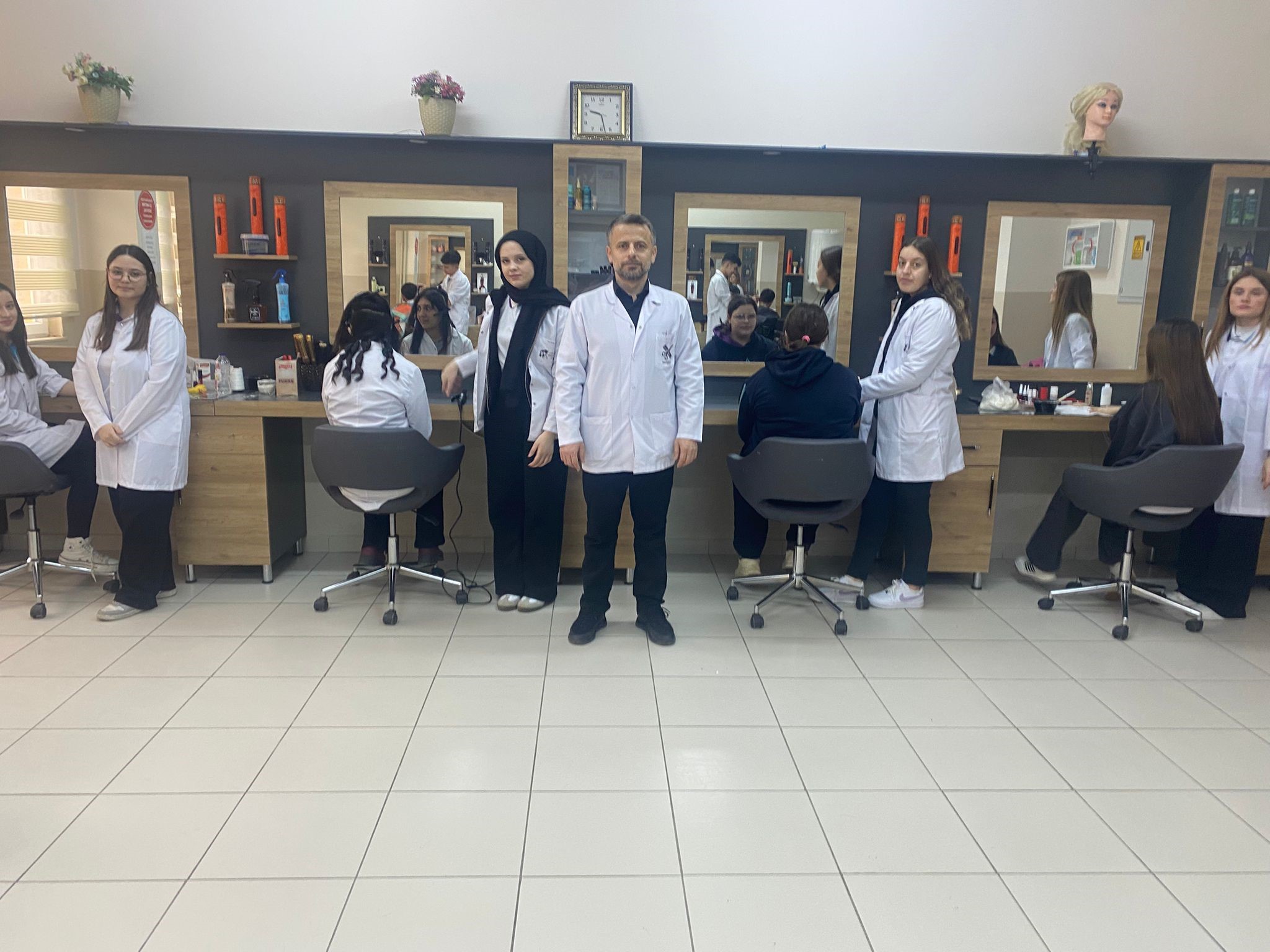 Köpüklü balonu patlatmadan, jiletle tıraş ederek sınavı geçiyorlar