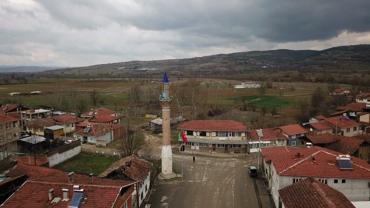 Köy Meydanındaki Minarenin Hikayesi Duygulandırıyor