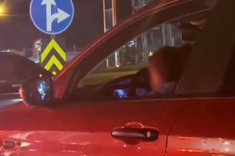 Kucağında çocukla araç kullanan sürücüye tepki yağdı