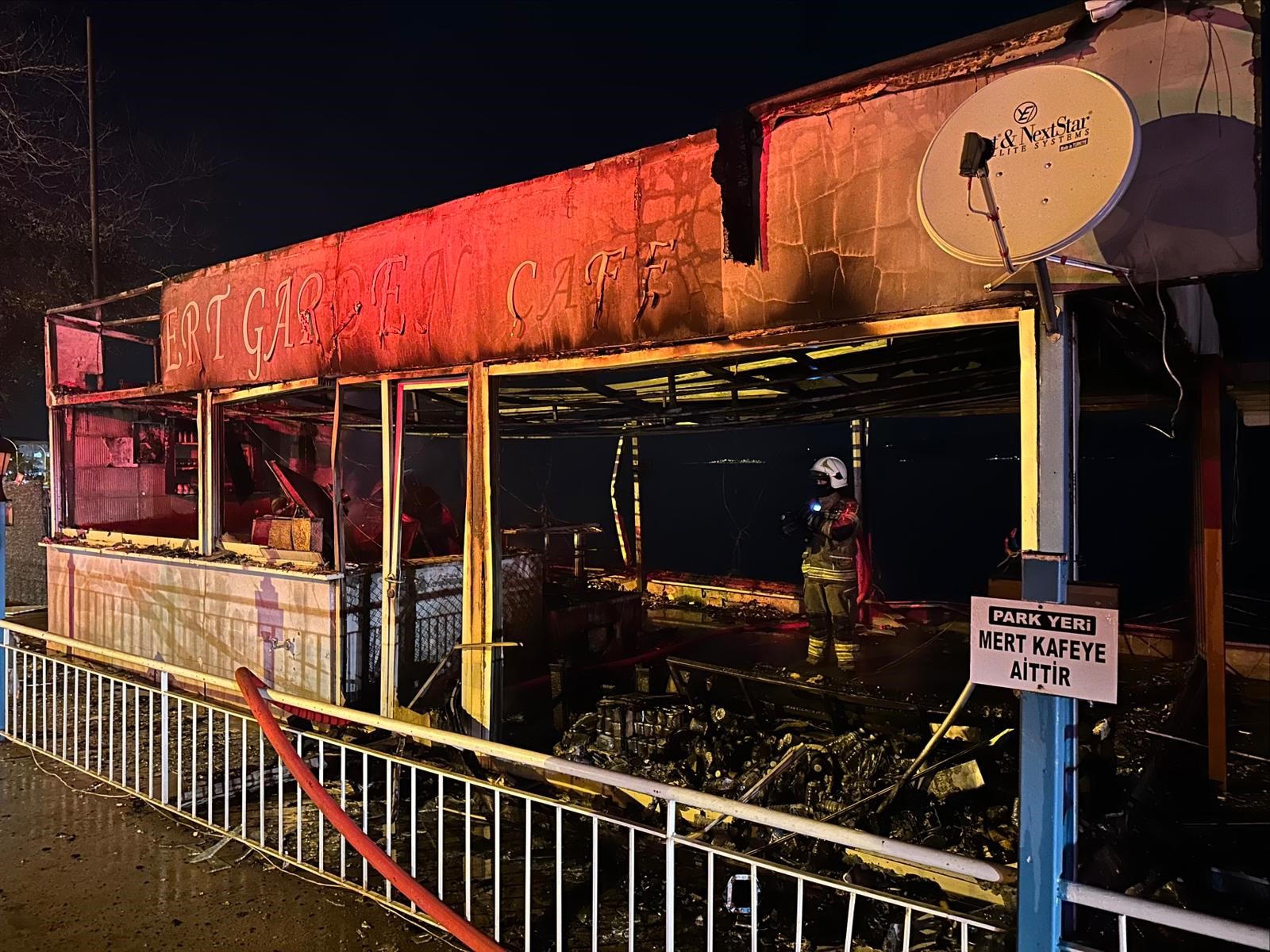 Kurşunlu Sahili'nde gece yarısı yangın paniği