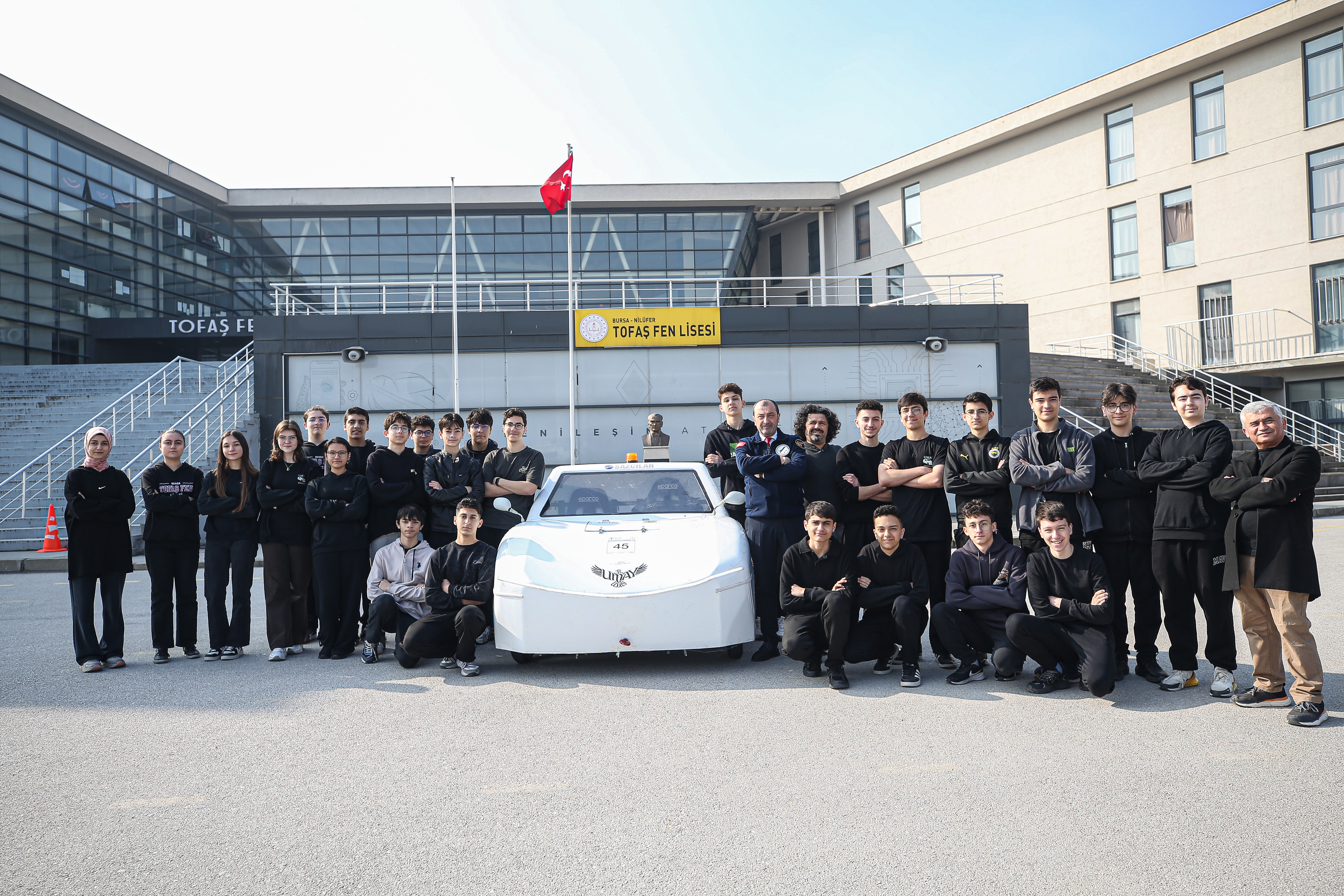 Liseliler geliştirdikleri elektrikli araçla zirveyi hedefliyor!