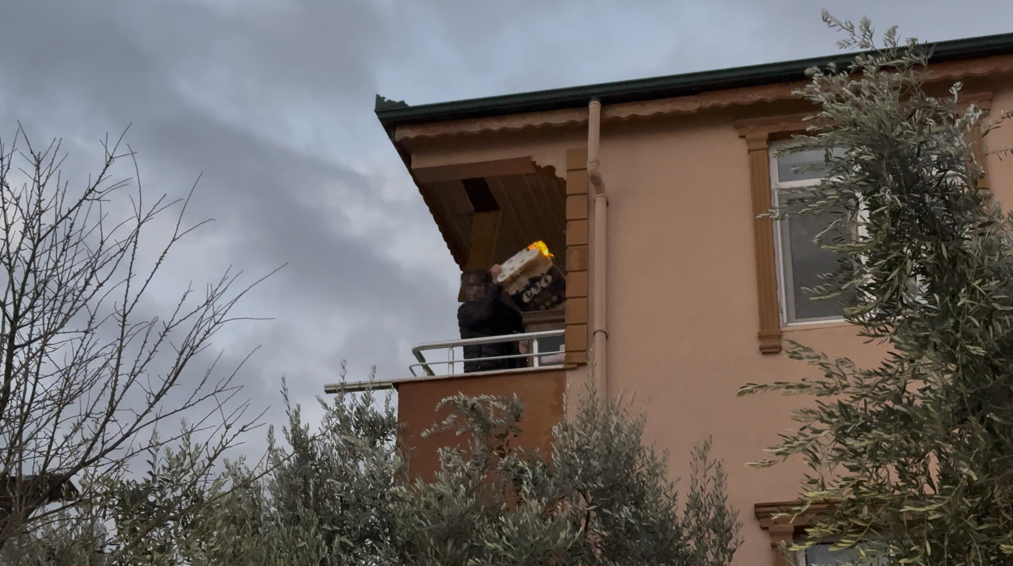 Lodosun etkisiyle alevler komşu binaya sıçradı: Yanan eşyaları aşağı attı!