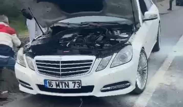 Lüks otomobil küle dönmeden söndürüldü
