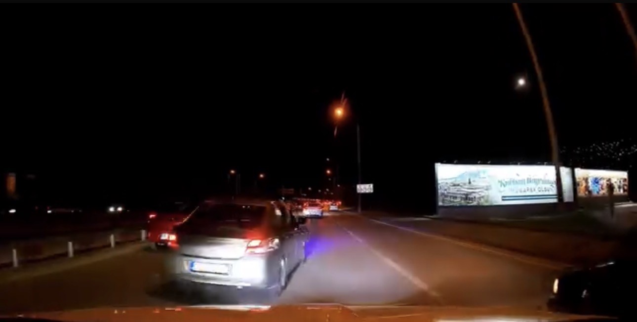 Makas atan sürücü tehlikeli anlara neden oldu