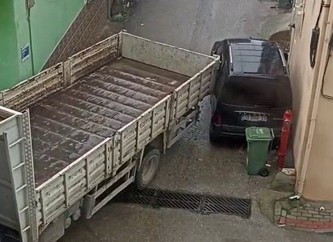 Manevra Yaparken Park Halindeki Araca Çarpıp Kaçtı