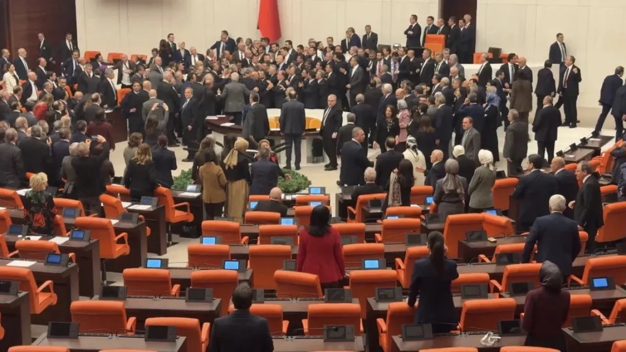 Meclis'te kavga çıktı! CHP'li vekiller kürsüyü işgal etti