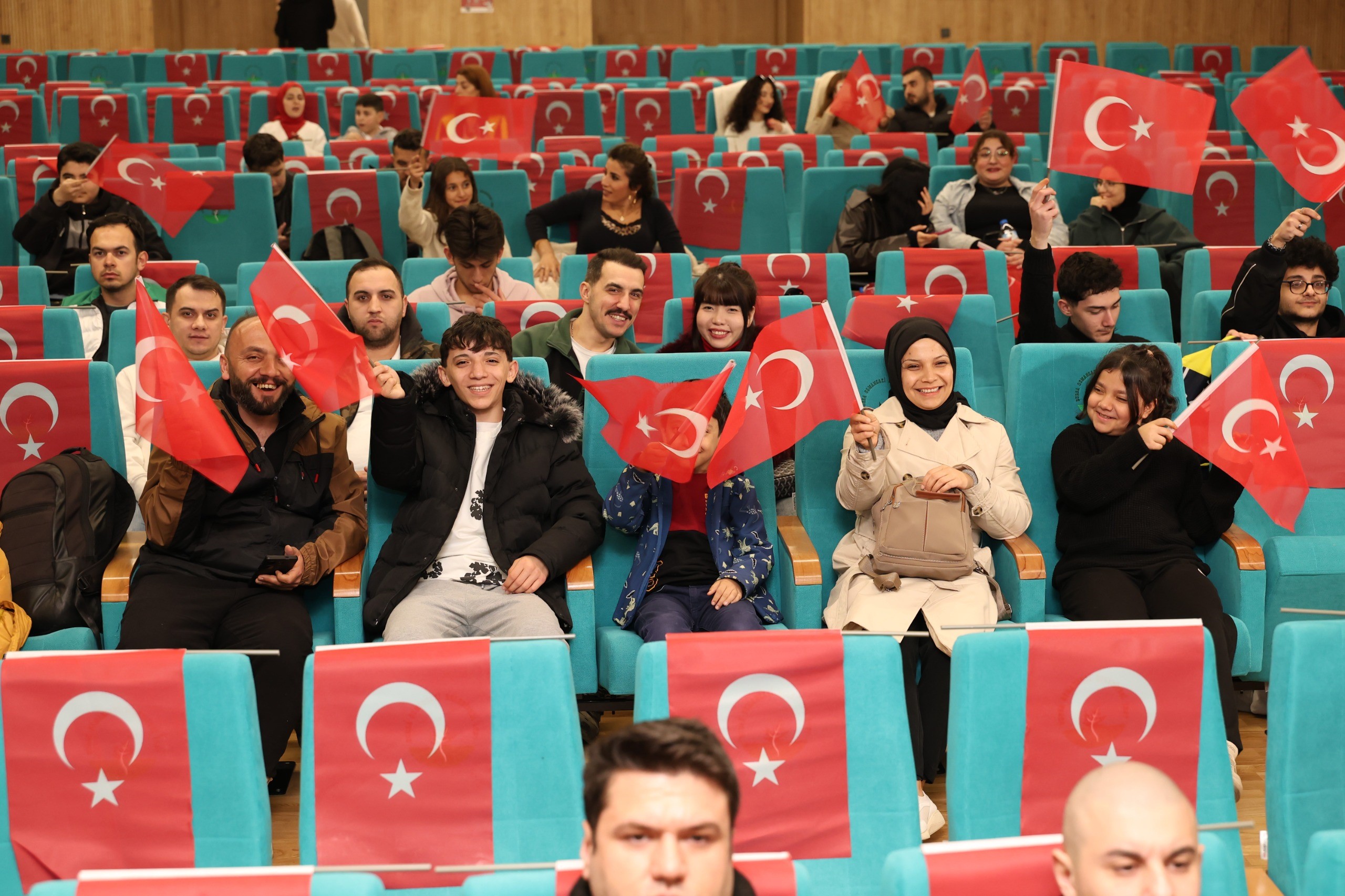 Milli maç heyecanı Osmangazi'de dev ekranda yaşandı