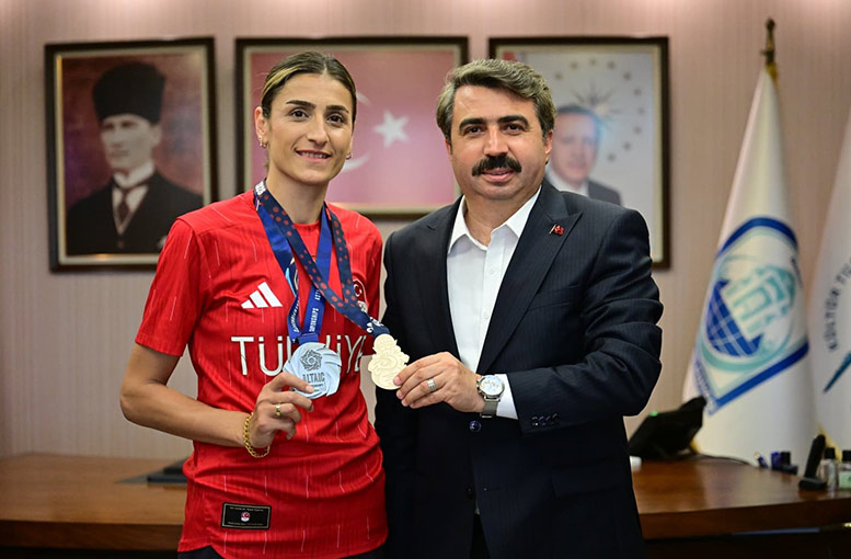 Milli tekvandocu İlgün, madalya sevincini Başkan Oktay Yılmaz'la paylaştı
