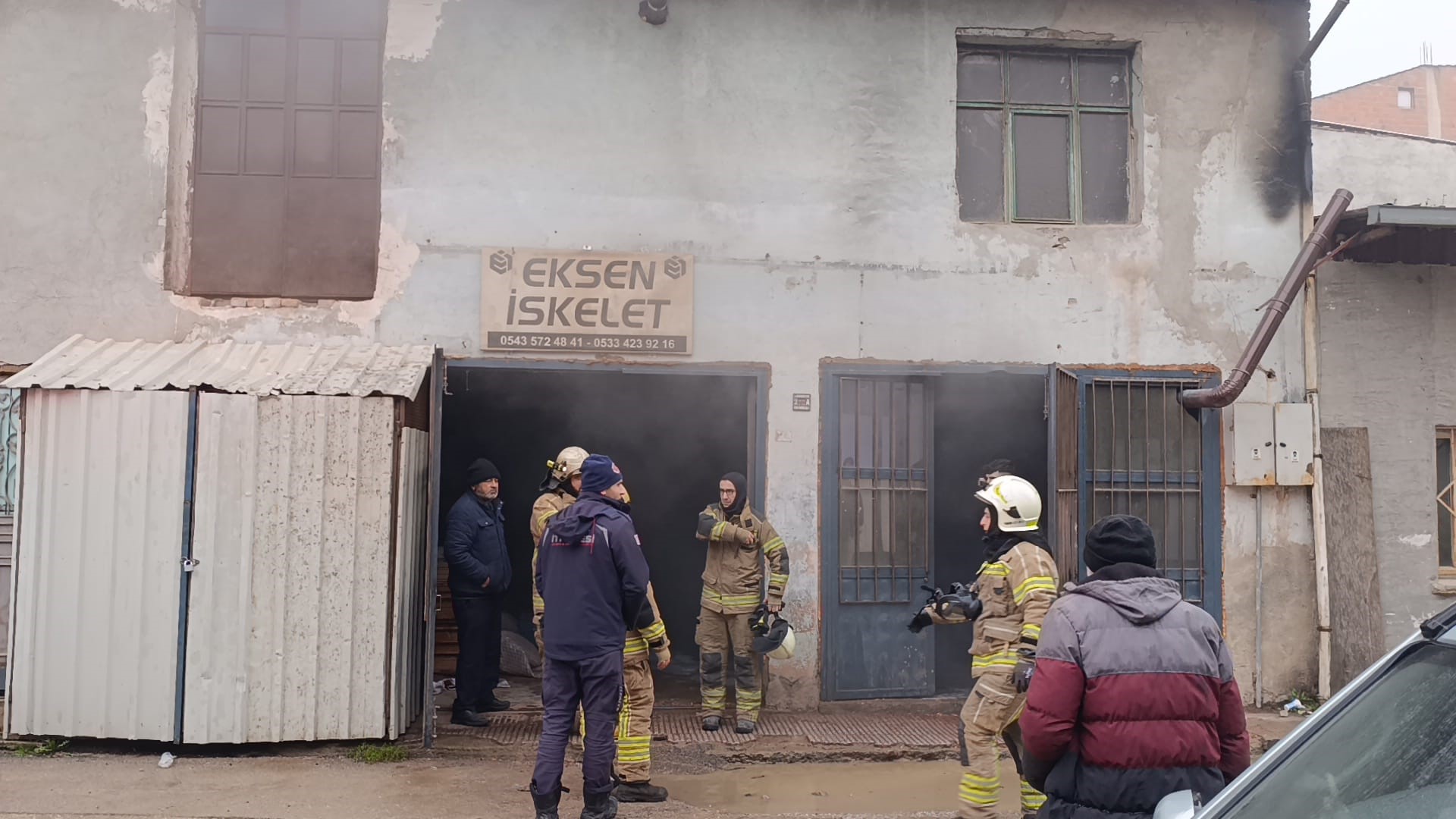 Mobilya imalathanesinde yangın