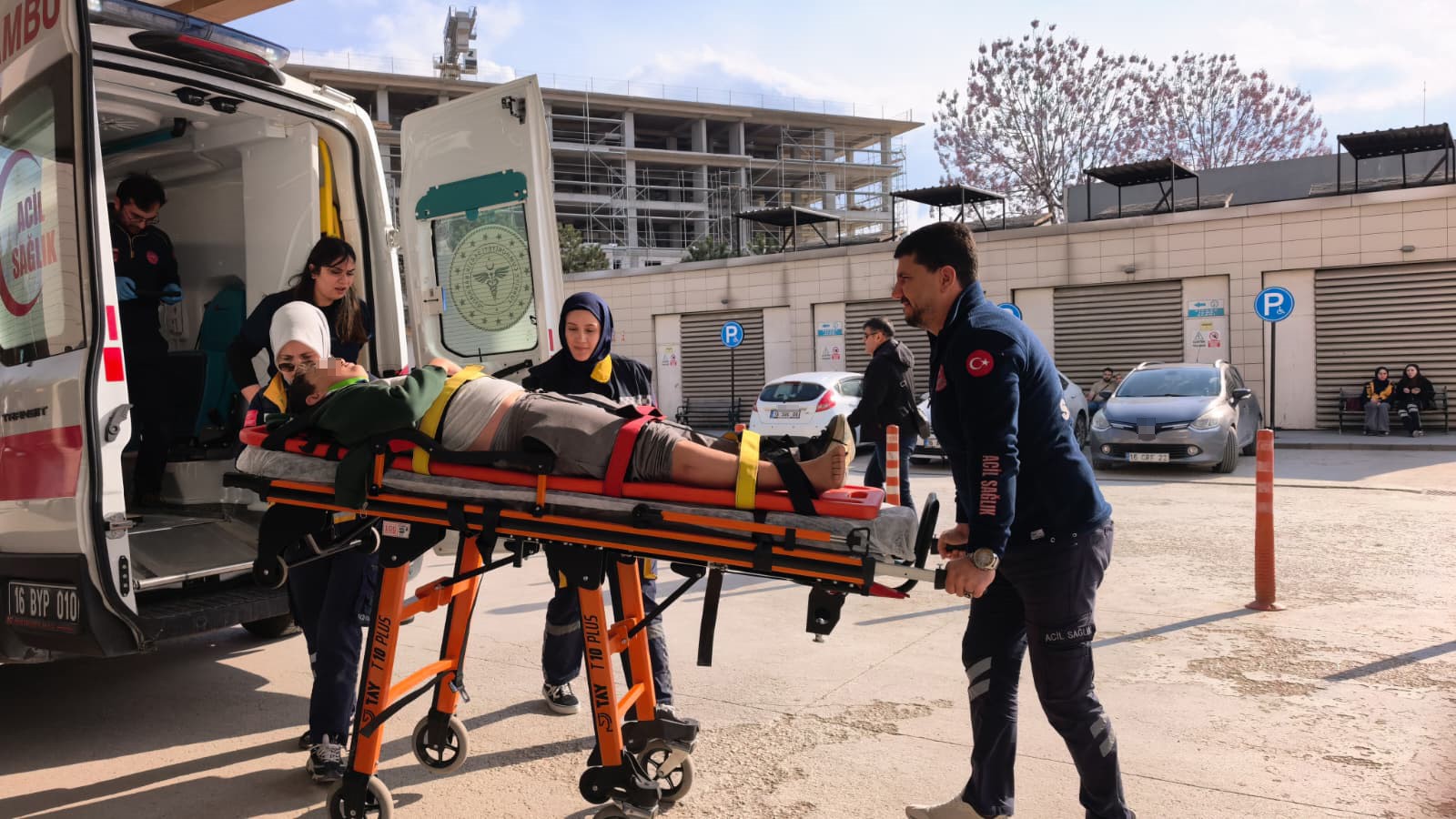 Motosiklet ile bisiklet çarpıştı, 3 kişi yaralandı!