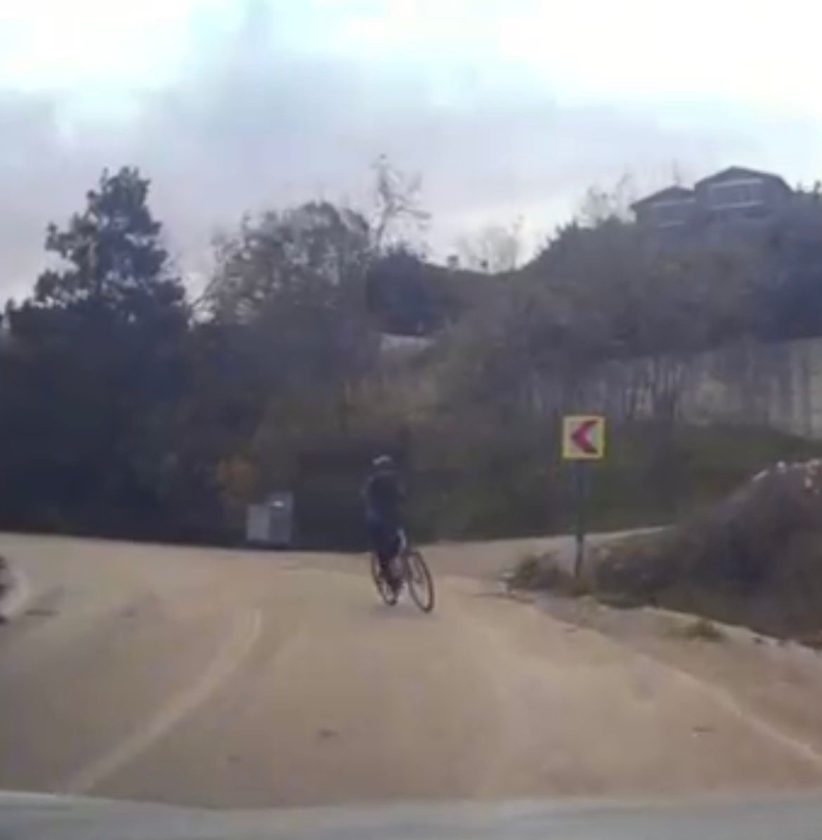 Mudanya’da viraj kabusu: Bisikletli genç su kanalına savruldu