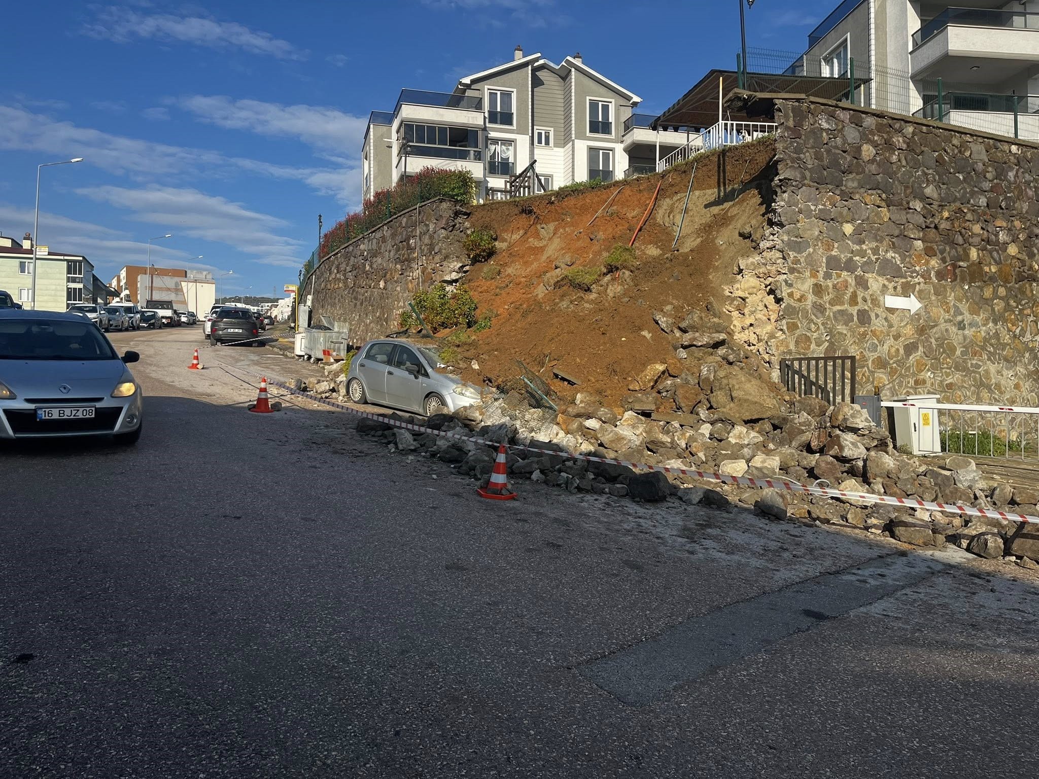 Mudanya'da yağmura dayanamayan istinat duvarı çöktü