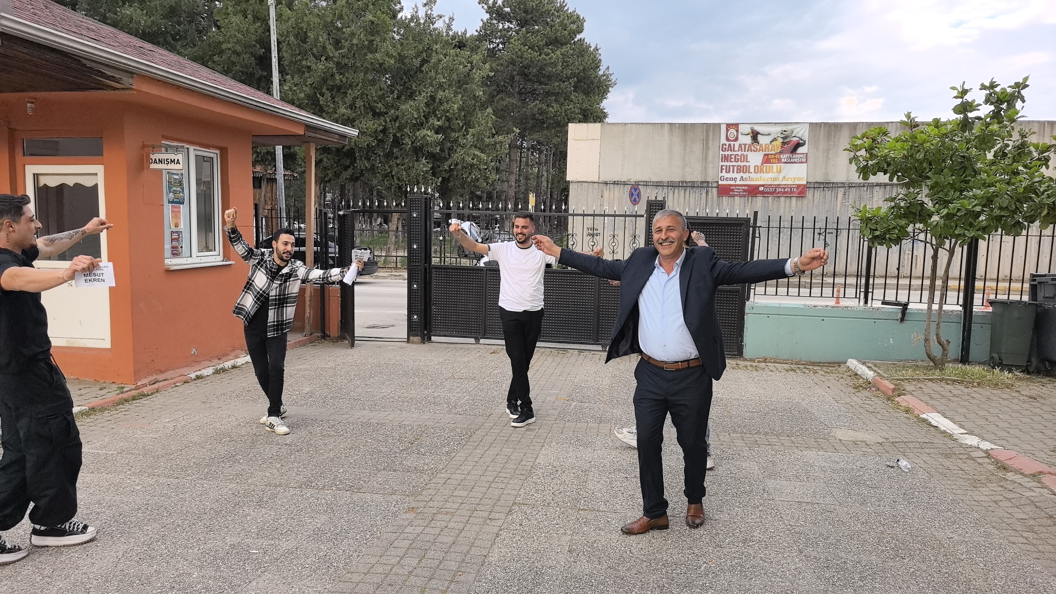 Muhtarlığı kazandı, sevincini çiftetelli oynayarak kutladı