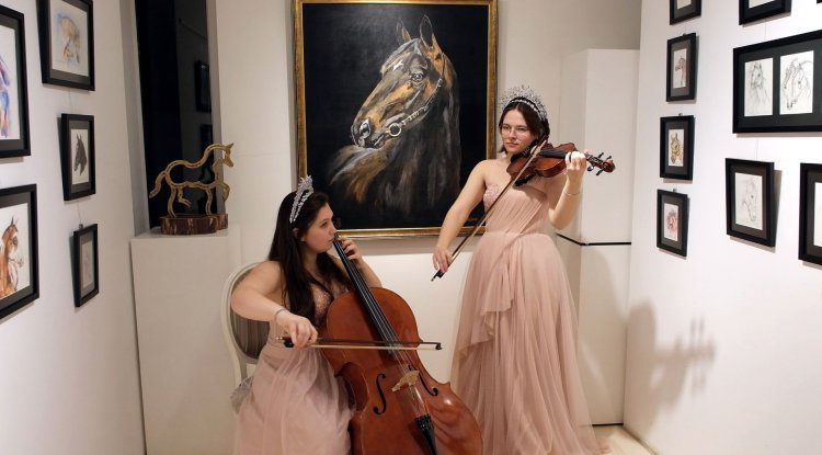 Atların enerjisi bu sergide tuvale yansıdı