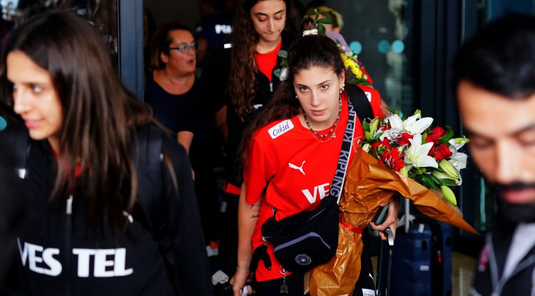 Avrupa şampiyonu Filenin Sultanları, Türkiye’ye döndü