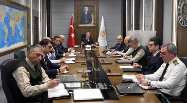 Bakan Akar'dan komutanlarla toplantı