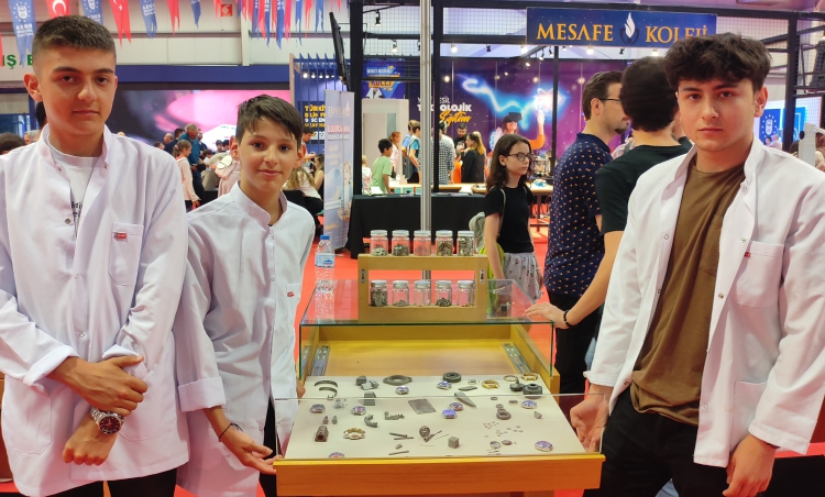 BURSA’DA ÖĞRENCİLER ÖZEL SAAT ÜRETTİ ALMAK İSTEYEN SIRAYA GİRİYOR
