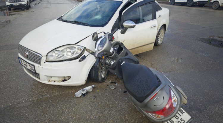 İnegöl'de Otomobil ile Motosiklet Kafa Kafaya Çarpıştı: 1 Yaralı