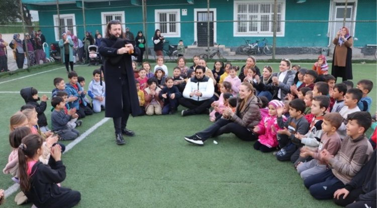 Ünlü isimler depremzedelere moral vermek için bölgede