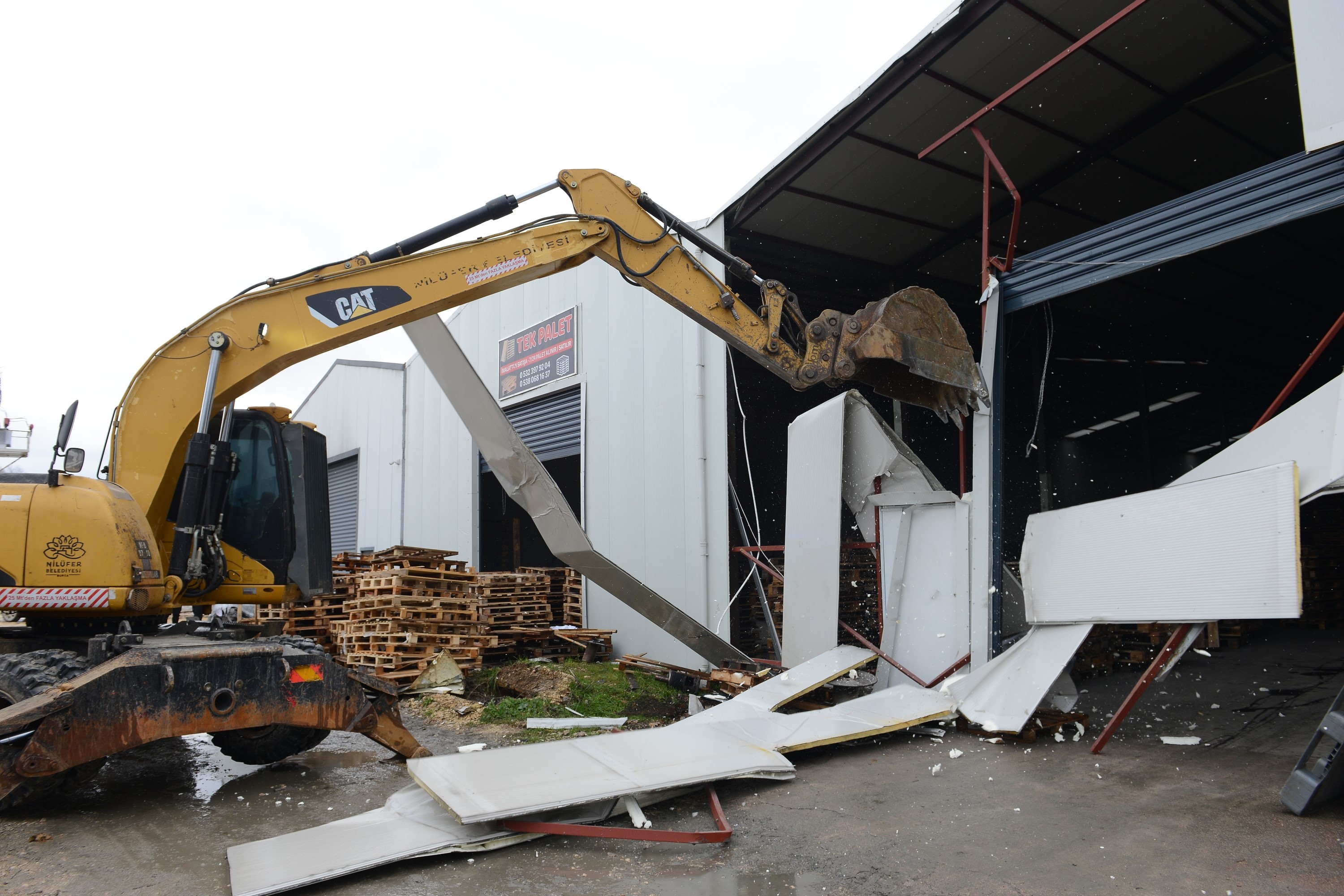 Nilüfer’de 3 yıkım birden