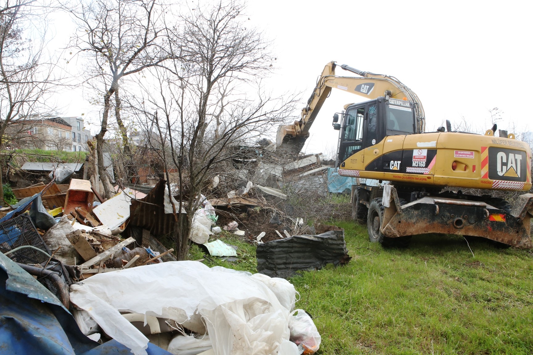 Nilüfer’de kaçak barakalar yıkıldı