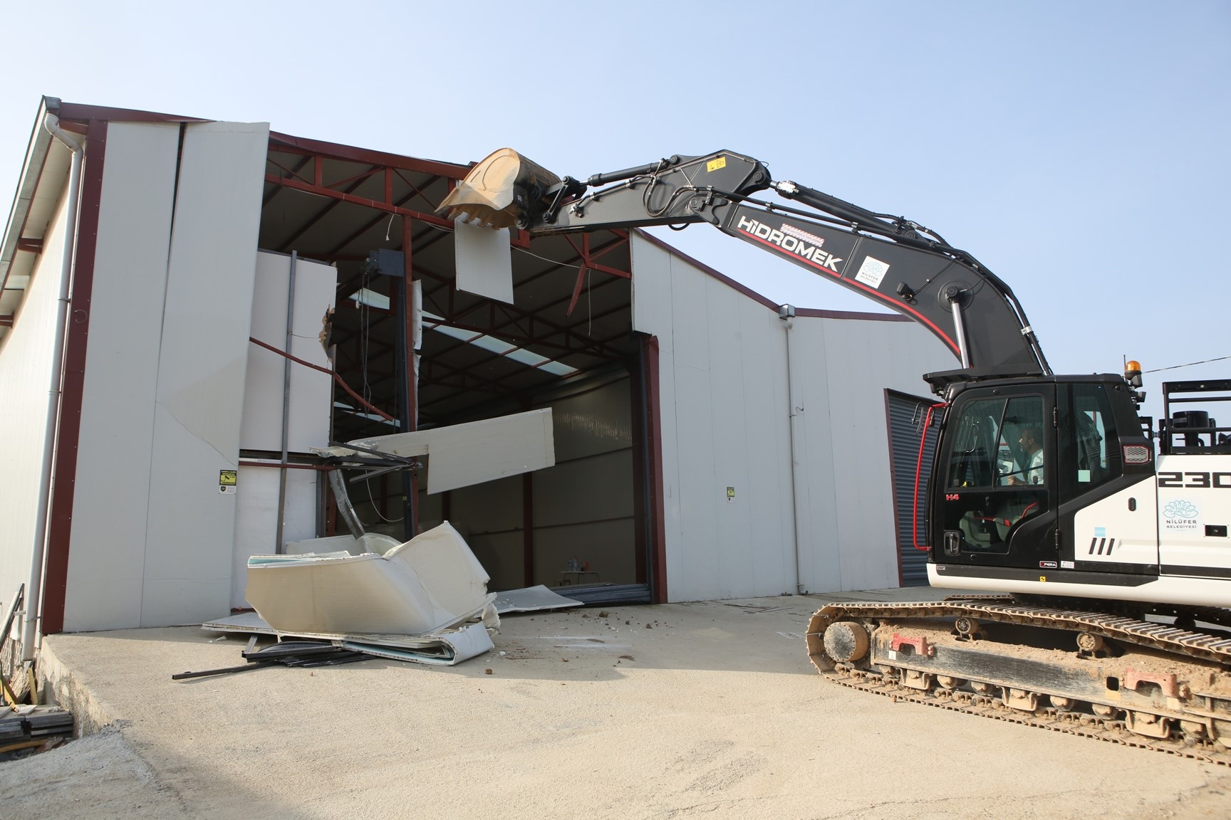 Nilüfer’de tarım alanındaki 900 metrekarelik kaçak yapı yıkıldı