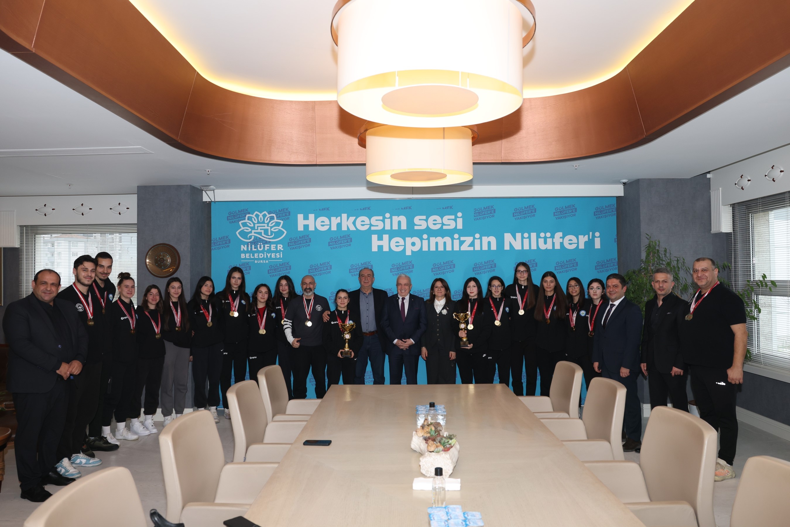 Nilüfer’in şampiyon kızları kupaları Başkan Şadi Özdemir’e getirdi