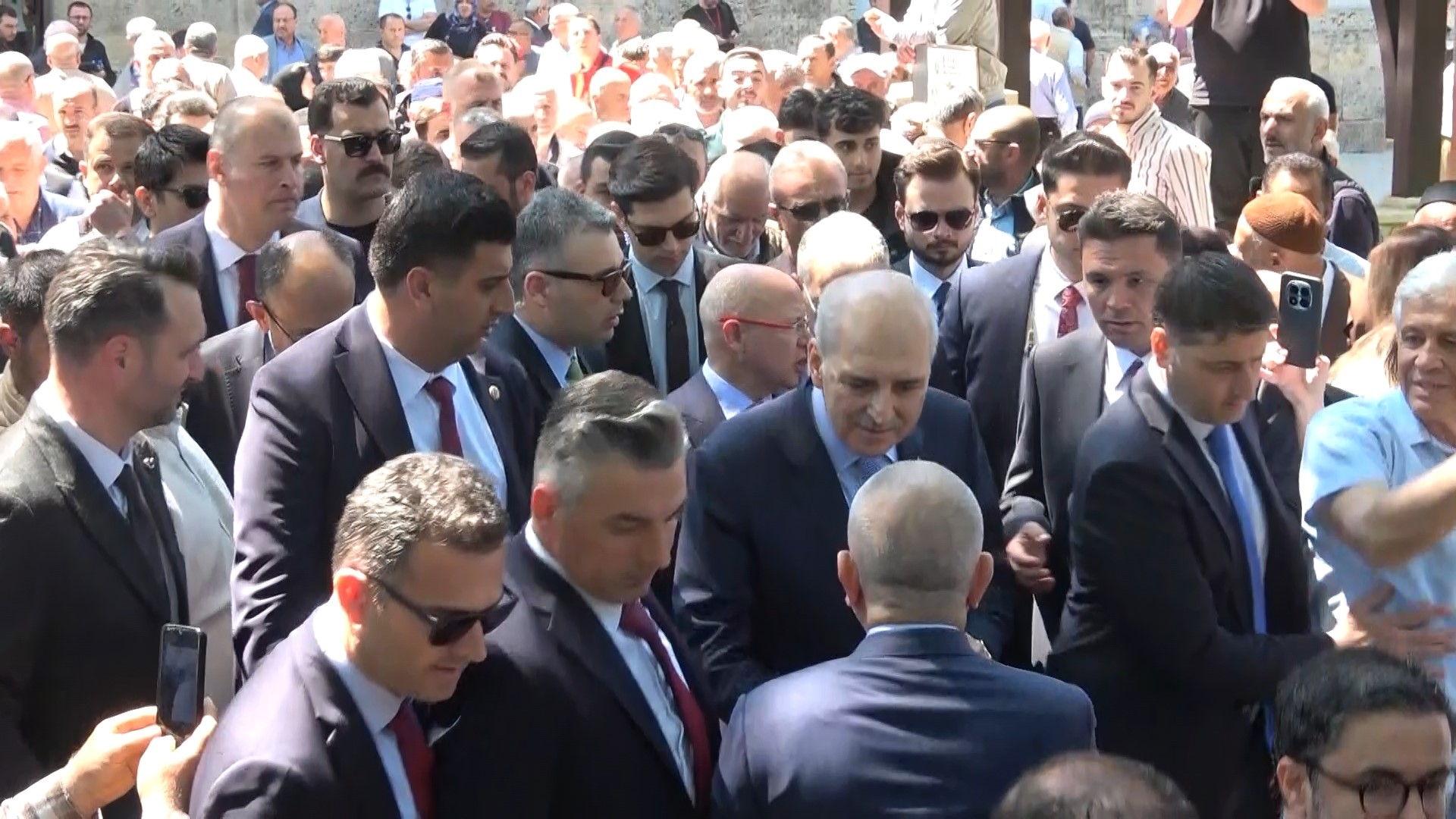 Numan Kurtulmuş cuma namazında Ulu Cami’de vatandaşlarla saf tuttu