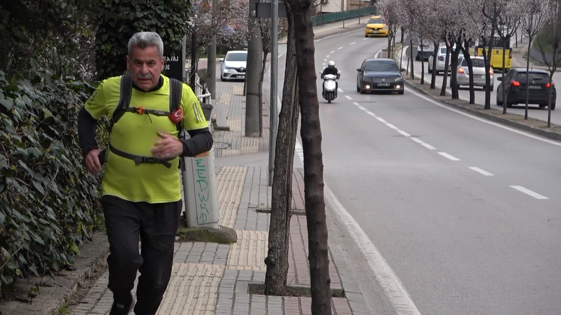 Oruçlu halde trafiğe takılmamak için iftara koşuyor