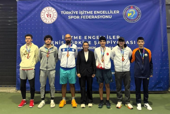 Osmangazi’nin şampiyon raketlerinden büyük başarı