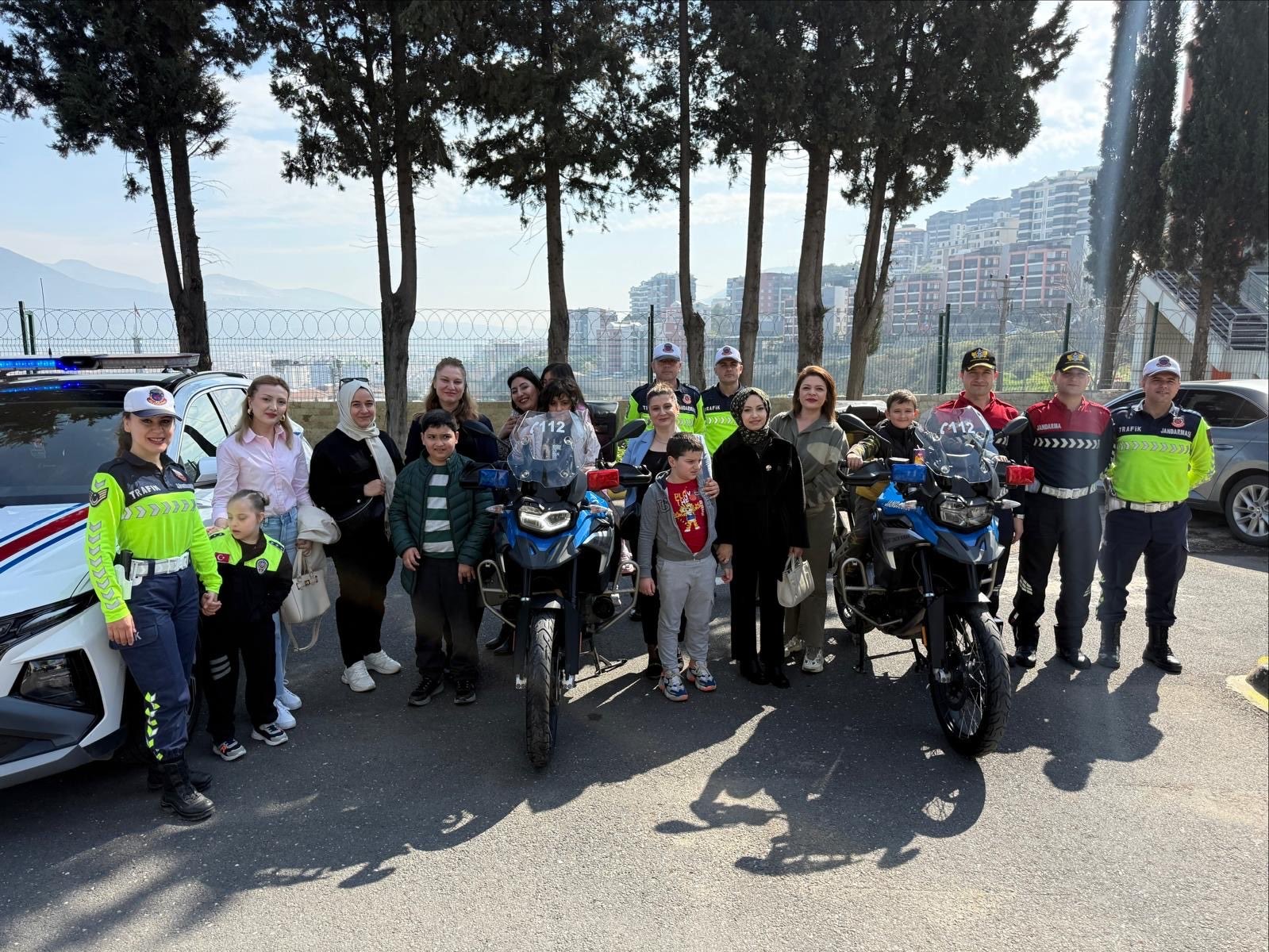 Otizm farkındalığı için jandarmayı ziyaret ettiler