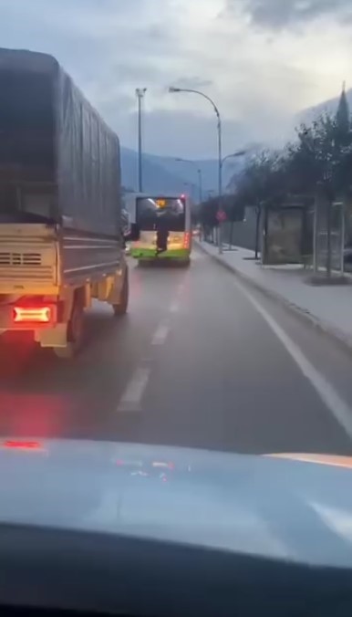 Otobüsün arka tamponuna basarak yolculuk yaptı