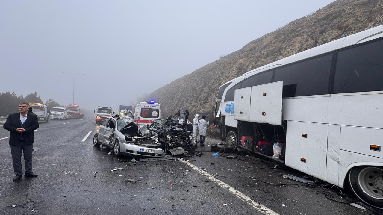 Otoyol savaş alanına döndü: 2 ölü, 10 yaralı