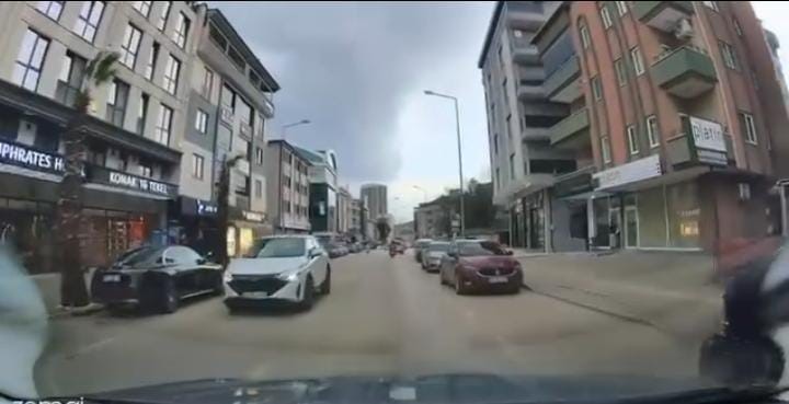 Park halindeki araçların arasından çıkan yayaya otomobil çarptı