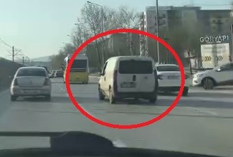 Peş peşe makas attı, trafiği tehlikeye düşürdü