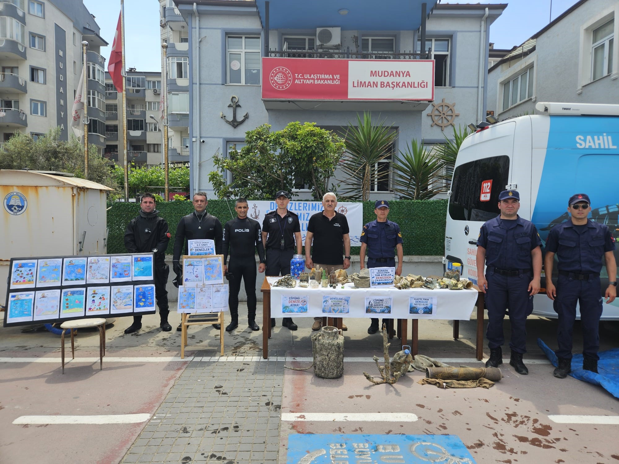 Polis bu kez mavi vatan için temizlik operasyonu yaptı