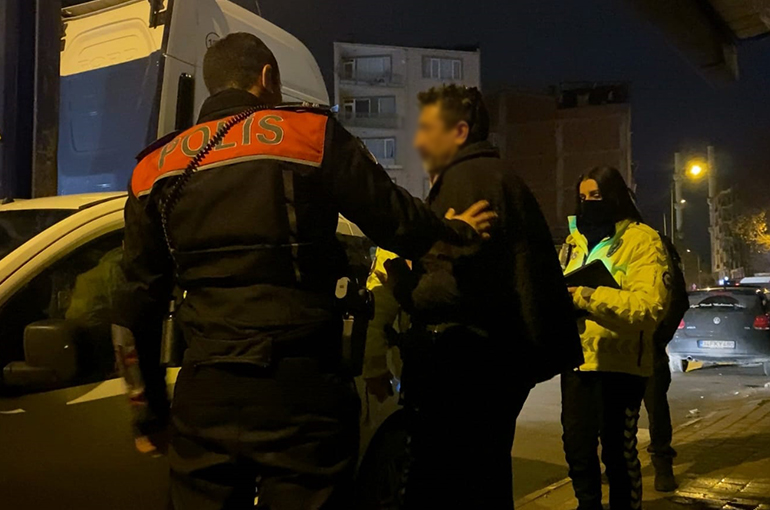 Polislerin alkollü sürücüyle imtihanı