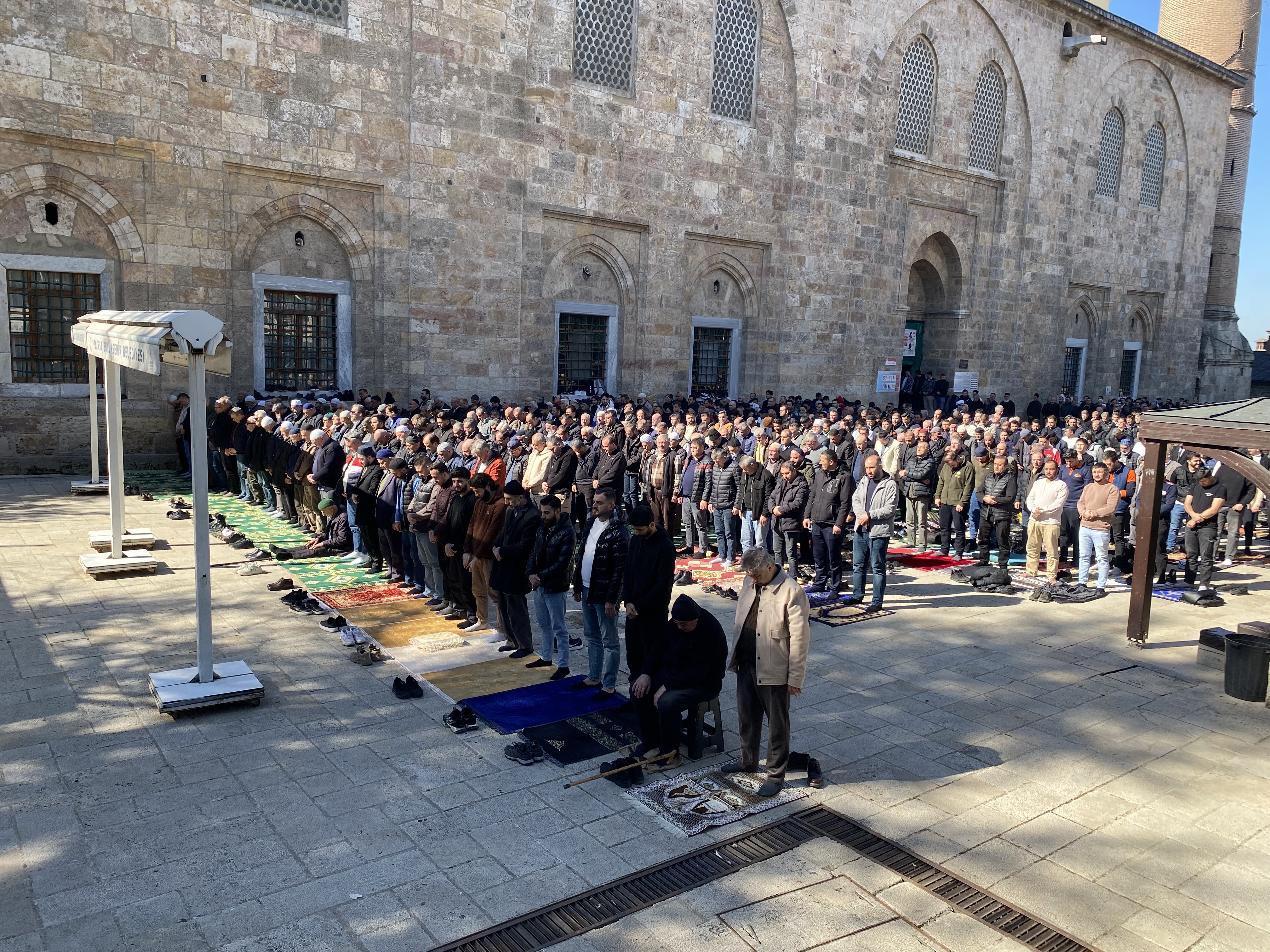 Ramazan'ın ilk Cuma'sı Ulucami doldu taştı