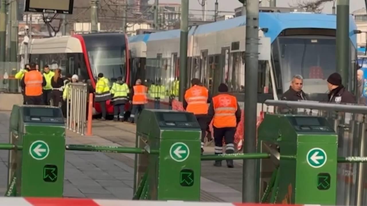 Raydan çıkan tramvay karşı yönden gelen tramvaya çarptı