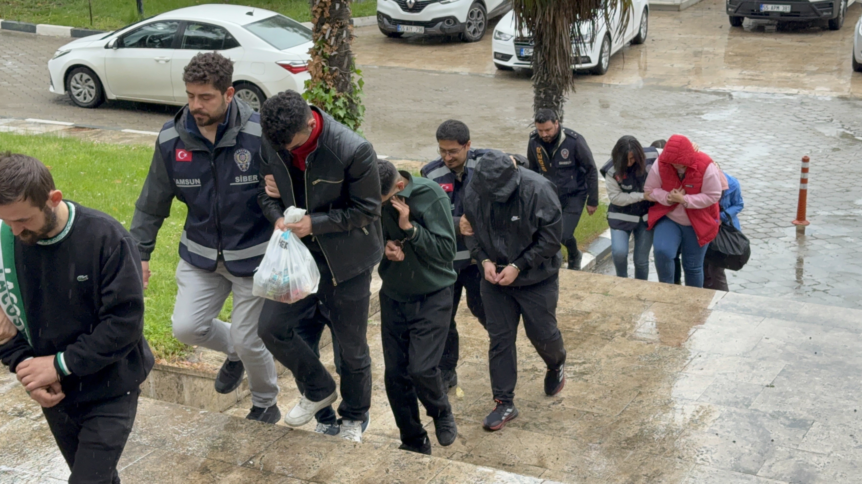 Sahte e-devlet siteleriyle 1,5 milyarlık vurgun yapan 7 kişi adliyeye sevk edildi