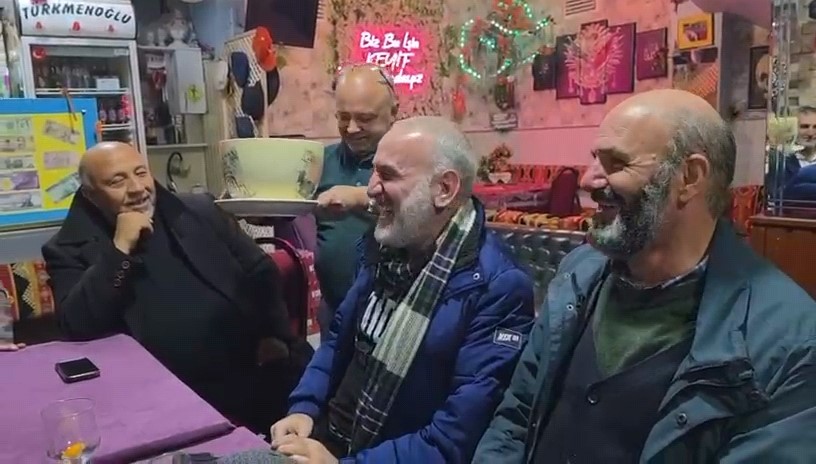 Şakacı kahveye gelen çıkamıyor