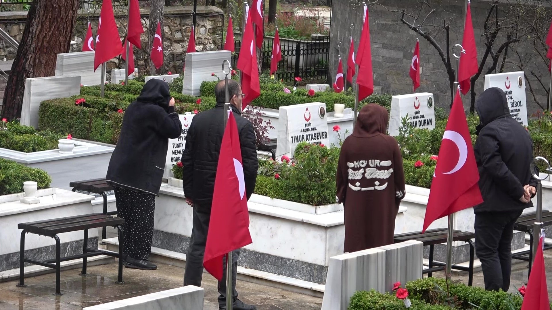 Şehitler bayramda da yalnız bırakılmadı