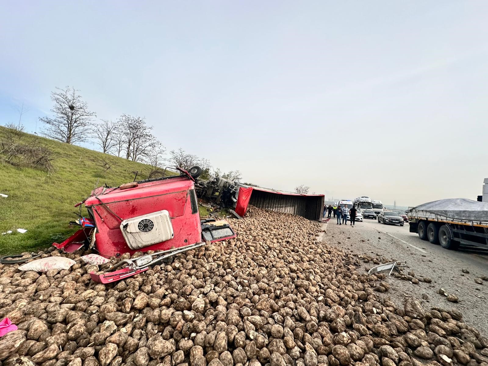 Şeker pancarı yüklü tır 2 araca çarpıp devrildi: 1'i ağır 5 yaralı