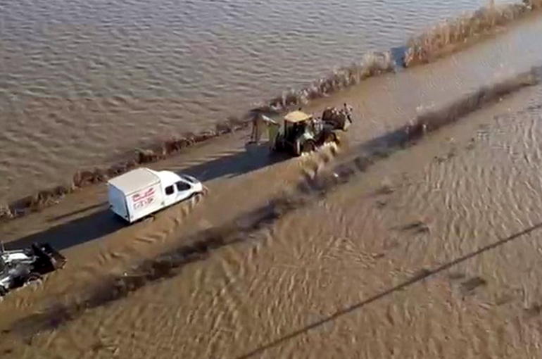 Sel sularında araçta mahsur kalan sürücü ekiplerce kurtarıldı