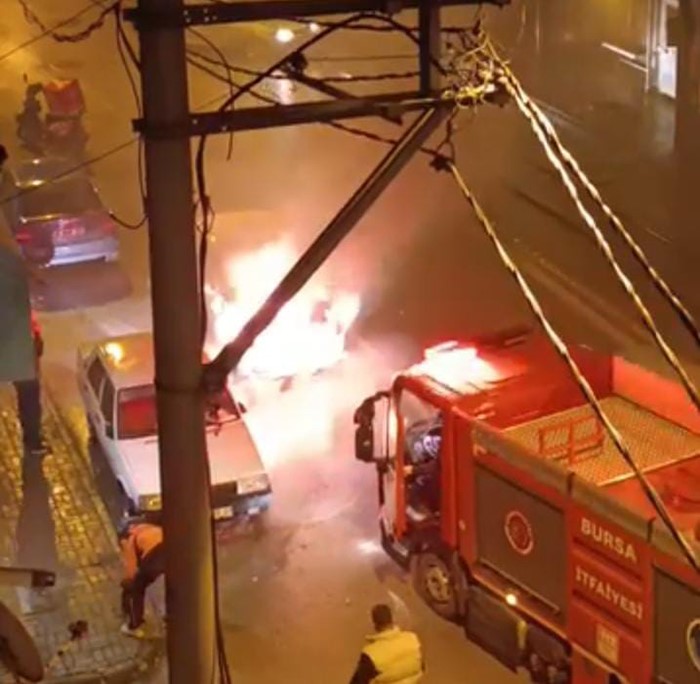 Seyir halindeki otomobil küle döndü