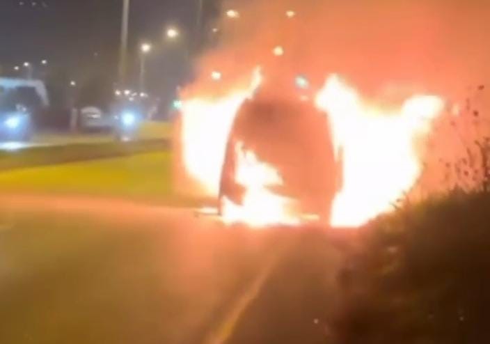 Seyir halindeyken alev alan otomobil kullanılmaz hale geldi