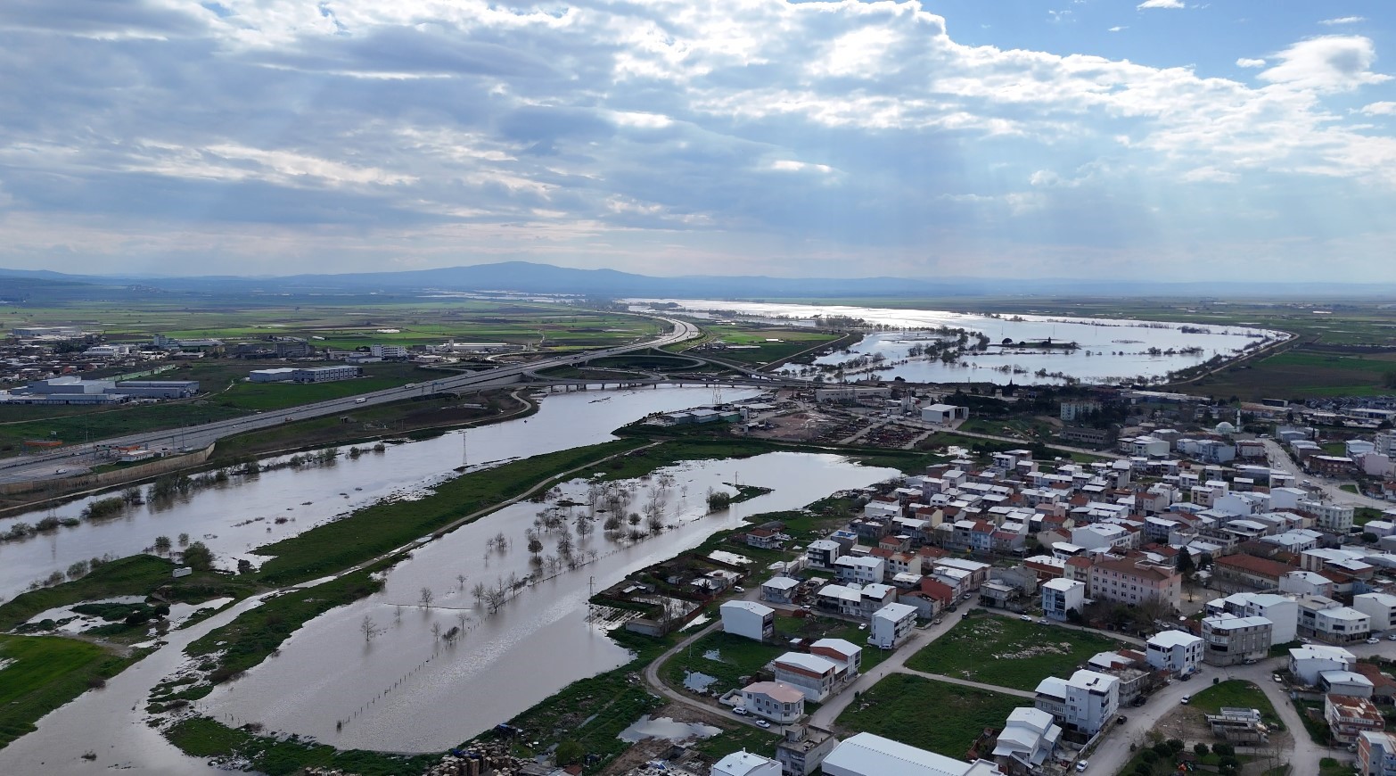 Şiddetli Yağışlar Karacabey’i Vurdu: 10 Bin Dönüm Arazi Sulara Gömüldü!
